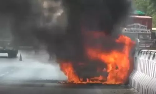 आग की लपटों में जलकर पूरी कार स्वाहा, सड़क पर  मच गई अफरा-तफरी
