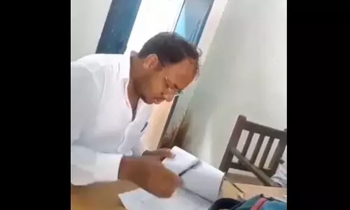 रिश्वत ले रहा था, चुपके से बन गया वीडियो...अब हो रहा वायरल