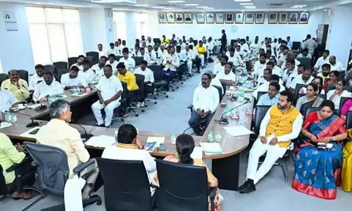 Andhra: नायडू ने टीडीपी नेताओं को वाईएसआरसीपी की साजिशों से सावधान रहने की चेतावनी दी