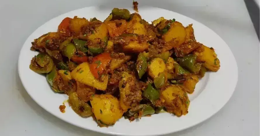 potato-capsicum की सब्जी बनाने की आसान रेसिपी potato-capsicum की सब्जी बनाने की आसान रेसिपी