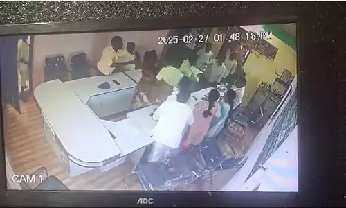 बिना रिश्वत लिए घर के दस्तावेज सौंपने पर ग्राम पंचायत सदस्य ने PDO पर चप्पल से किया हमला