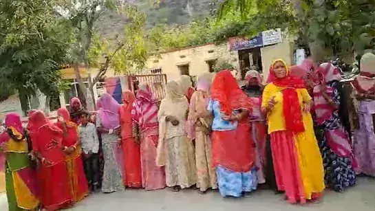 Pali: शराब दुकान हटाने के लिए सड़क पर उतरी महिलाएं Pali: शराब दुकान हटाने के लिए सड़क पर उतरी महिलाएं