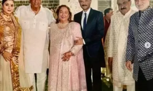 Kapoor भाई बोनी, अनिल और संजय ने अदार जैन की शादी में एक ही छत के नीचे पोज दिए Kapoor भाई बोनी, अनिल और संजय ने अदार जैन की शादी में एक ही छत के नीचे पोज दिए