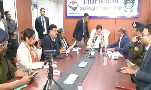 उत्तराखंड हिमस्खलन संकट के बीच सीएम धामी ने आपदा नियंत्रण कक्ष का दौरा किया उत्तराखंड हिमस्खलन संकट के बीच सीएम धामी ने आपदा नियंत्रण कक्ष का दौरा किया