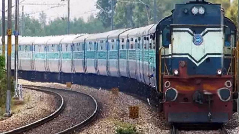 Bareilly: कोहरे की वजह से रद्द ट्रेनें अब ट्रैक पर दौड़नी शुरू