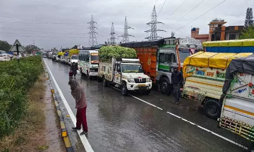 J&K में भारी बर्फबारी के कारण सड़क-हवाई यातायात प्रभावित
