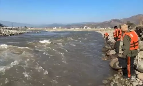 Jammu-Kashmir: नदी में एक और शव मिला, मृतकों की संख्या बढ़ी Jammu-Kashmir: नदी में एक और शव मिला, मृतकों की संख्या बढ़ी