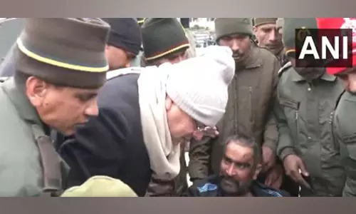 चमोली हिमस्खलन: CM धामी ने जोशीमठ में एयरलिफ्ट किए गए घायल श्रमिकों से मुलाकात की चमोली हिमस्खलन: CM धामी ने जोशीमठ में एयरलिफ्ट किए गए घायल श्रमिकों से मुलाकात की
