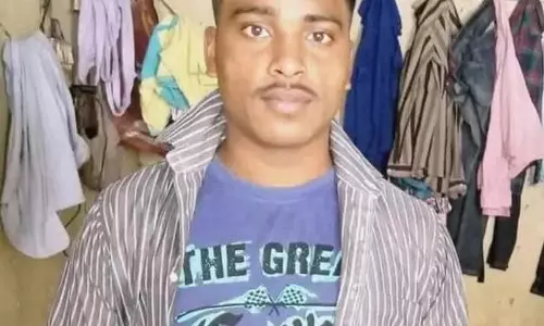 Odisha: भद्रक में सोते समय युवक पर तेजाब से हमला Odisha: भद्रक में सोते समय युवक पर तेजाब से हमला