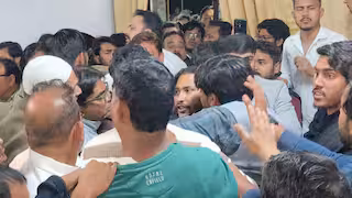 Aligarh: AMU में चंद्रशेखर आजाद के कार्यक्रम में हुआ हंगामा Aligarh: AMU में चंद्रशेखर आजाद के कार्यक्रम में हुआ हंगामा