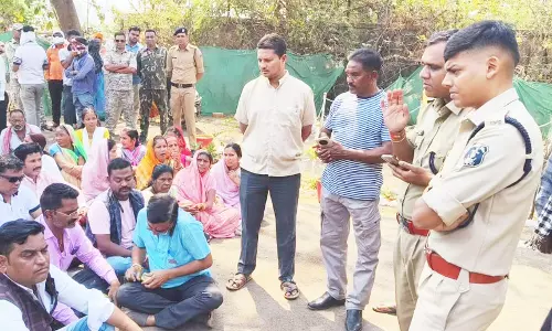 कांग्रेस नेता चुनाव हराने पर निकाल रहा खुन्नस, पार्षद सहित वार्ड की जनता दहशत में कांग्रेस नेता चुनाव हराने पर निकाल रहा खुन्नस, पार्षद सहित वार्ड की जनता दहशत में