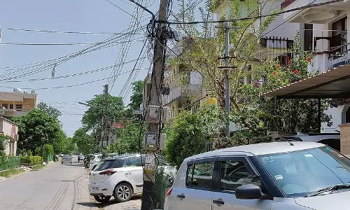Haryana :  पंचकूला के सेक्टर 21 में उलझी हुई तारें खतरा पैदा करती