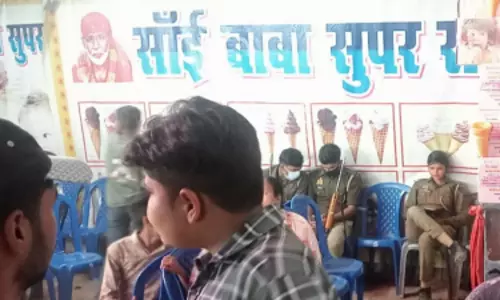 Hardoi: नुमाइश मेले में तैनात पुलिस कर्मी ड्यूटी छोड़ अपनी ही सुविधा में लगे हुए
