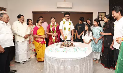 CM अपने परिवार के साथ केक काटकर मनाया अपना जन्मदिन CM अपने परिवार के साथ केक काटकर मनाया अपना जन्मदिन