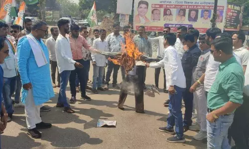बलौदाबाजार में कांग्रेसियों ने ED का पुतला जलाया