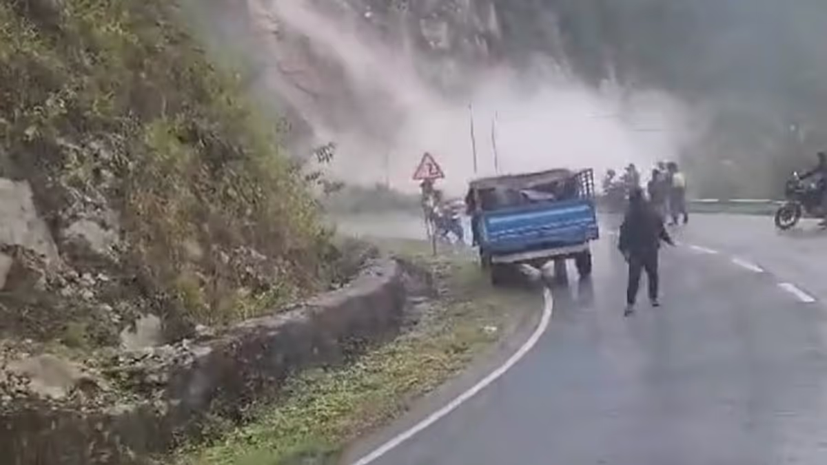 Arunachal : भूस्खलन से रोइंग-अनिनी राजमार्ग पर यातायात बाधित, एडवाइजरी जारी