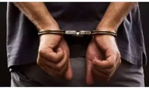 Hardoi: रिश्वत लेते बैंक अधिकारी को CBI ने किया गिरफ्तार Hardoi: रिश्वत लेते बैंक अधिकारी को CBI ने किया गिरफ्तार