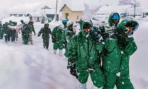 उत्तराखंड में हिमस्खलन से 25 लोग फंसे