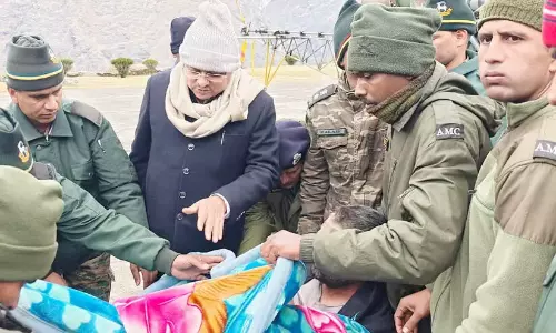 बद्रीनाथ में हिमस्खलन में फंसे चार लोगों की मौत; पांच लोग अभी भी बर्फ के नीचे बद्रीनाथ में हिमस्खलन में फंसे चार लोगों की मौत; पांच लोग अभी भी बर्फ के नीचे