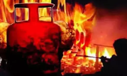 Kanpur: गैस सिलेंडर फटने से महिला झुलसी, बड़ा हादसा टला Kanpur: गैस सिलेंडर फटने से महिला झुलसी, बड़ा हादसा टला