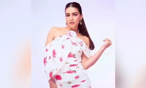 Kriti Sanon ने तेरे इश्क में के सेट पर मिठाई का लुत्फ़ उठाया