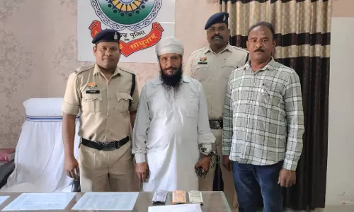 अफीम तस्कर रायपुर में गिरफ्तार, कबीर नगर पुलिस की कार्रवाई अफीम तस्कर रायपुर में गिरफ्तार, कबीर नगर पुलिस की कार्रवाई
