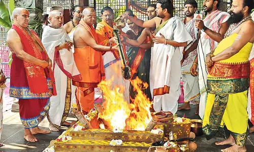 Andhra : ब्रह्मोत्सव के दसवें दिन मंदिर के अधिकारियों और कर्मचारियों ने विशेष अनुष्ठान किए