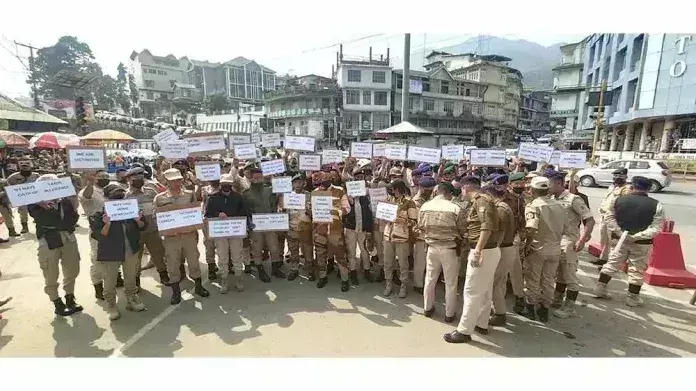 Nagaland पुलिस पीड़ित पुलिसकर्मियों ने बहाली के लिए रैली निकाली Nagaland पुलिस पीड़ित पुलिसकर्मियों ने बहाली के लिए रैली निकाली