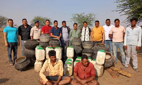 पुलिस रेड, भारी मात्रा में अवैध महुआ शराब जब्त