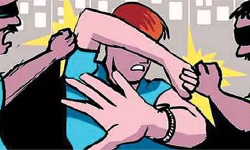 Muzaffarnagar: मुकदमे की तारीख पर आए एक युवक ने अधिवक्ता के साथ मारपीट की Muzaffarnagar: मुकदमे की तारीख पर आए एक युवक ने अधिवक्ता के साथ मारपीट की