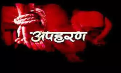 Banda: कार सवारों ने दिनदहाड़े युवक का अपहरण किया