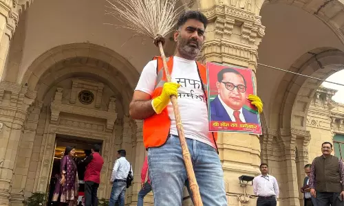 Meerut: सपा विधायक अतुल प्रधान का सफाई कर्मियों की मांगों को लेकर विधानसभा में प्रदर्शन Meerut: सपा विधायक अतुल प्रधान का सफाई कर्मियों की मांगों को लेकर विधानसभा में प्रदर्शन