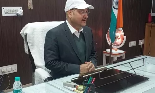Meerut: डीएम डॉक्टर वीके सिंह ने समिति की बैठक में योजनाओं की प्रगति तेज करने के निर्देश दिए