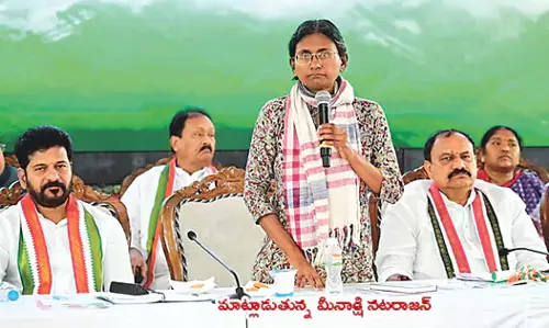 Meenakshi Natrajan : फ्लेक्सी, तस्वीरों में नही बल्कि लोगों में Meenakshi Natrajan : फ्लेक्सी, तस्वीरों में नही बल्कि लोगों में