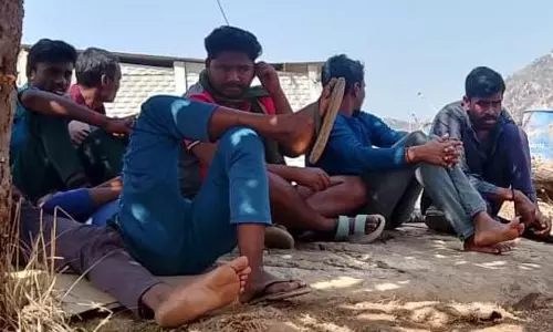 Sidhi: आंध्र प्रदेश में फंसे मजदूरों ने सोशल मीडिया पर मदद की लगाई गुहार Sidhi: आंध्र प्रदेश में फंसे मजदूरों ने सोशल मीडिया पर मदद की लगाई गुहार