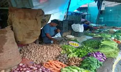 Ranchi: वेजिटेबल मार्केट में ग्राहकों की संख्या घटी, सड़क पर दुकानदार बेचने लगे सब्जी
