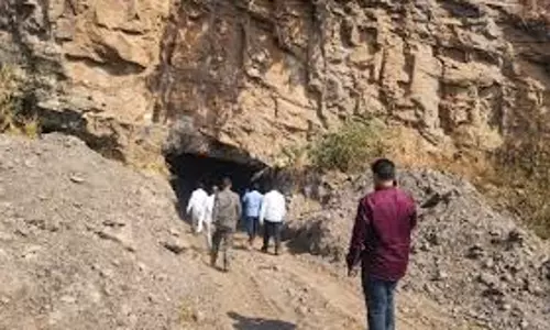 Ramgarh: ब्लास्टिंग कर अवैध मुहानों को बंद करने का कार्य शुरू