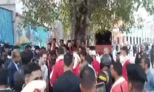 Rahul Gandhi ने नई दिल्ली रेलवे स्टेशन पर कुलियों से की बातचीत