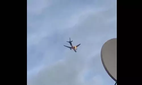 हवा में FedEx विमान में लगी आग, देखें VIDEO...