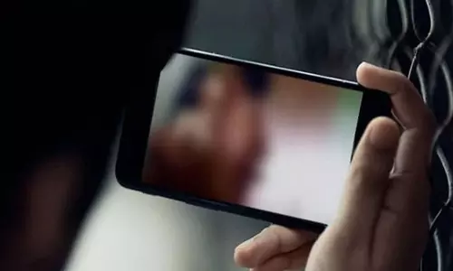 कर्मचारी ने बॉस के प्राइवेट हनीमून वीडियो चुराए, पत्नी को 5 लाख के लिए किया ब्लैकमेल