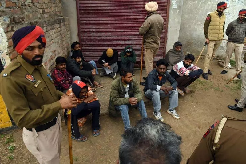 नशे के खिलाफ जंग: पंजाब में 798 छापे, 290 लोग गिरफ्तार नशे के खिलाफ जंग: पंजाब में 798 छापे, 290 लोग गिरफ्तार