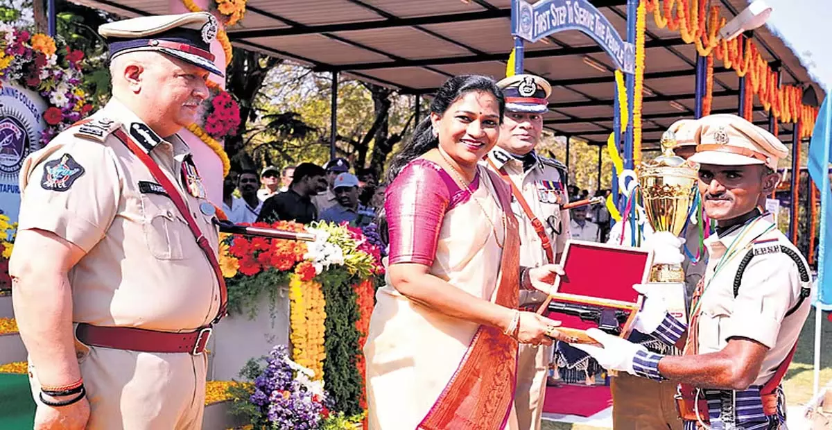 Andhra: आंध्र प्रदेश की गृह मंत्री अनीता ने शीघ्र न्याय का वादा किया Andhra: आंध्र प्रदेश की गृह मंत्री अनीता ने शीघ्र न्याय का वादा किया
