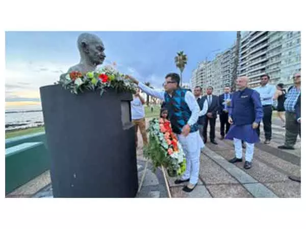 विदेश राज्य मंत्री मार्गेरिटा ने उरुग्वे में Mahatma Gandhi को पुष्पांजलि अर्पित की विदेश राज्य मंत्री मार्गेरिटा ने उरुग्वे में Mahatma Gandhi को पुष्पांजलि अर्पित की