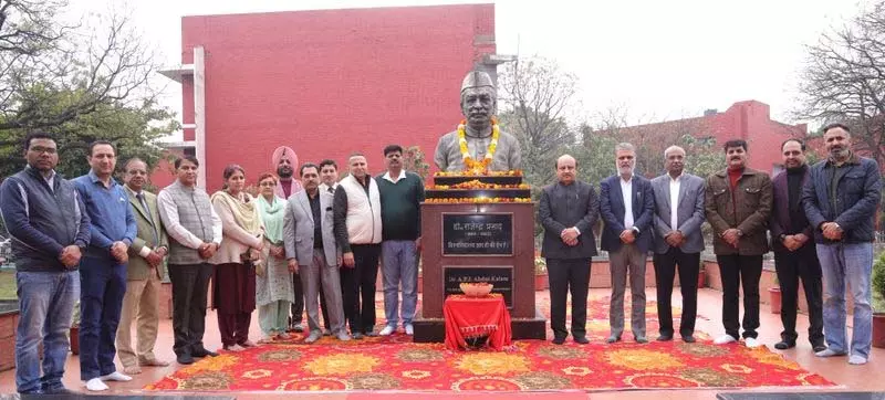 कुरुक्षेत्र विश्वविद्यालय के कुलपति ने डॉ राजेंद्र प्रसाद को श्रद्धांजलि दी कुरुक्षेत्र विश्वविद्यालय के कुलपति ने डॉ राजेंद्र प्रसाद को श्रद्धांजलि दी