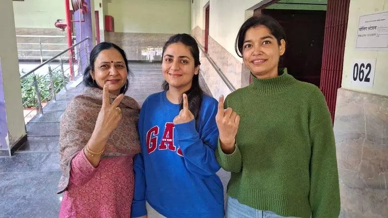 हरियाणा नगर निगम चुनाव मतदान केंद्रों पर मतदाताओं की कतारें लगी हरियाणा नगर निगम चुनाव मतदान केंद्रों पर मतदाताओं की कतारें लगी