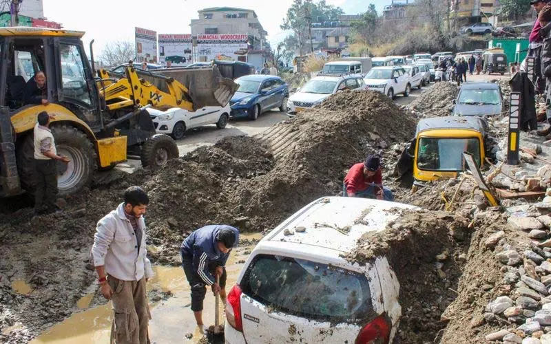 484 सड़कें अवरुद्ध, 2001 ट्रांसफार्मर क्षतिग्रस्त 484 सड़कें अवरुद्ध, 2001 ट्रांसफार्मर क्षतिग्रस्त