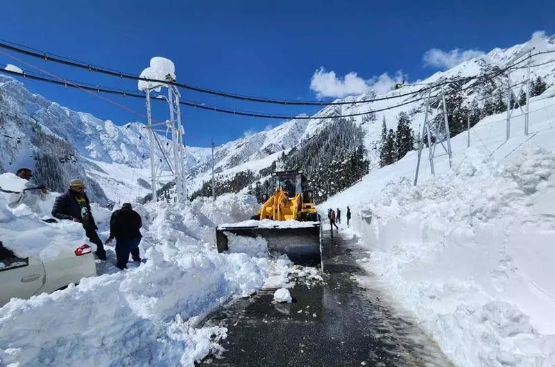 मंडी-कुल्लू मार्ग बहाल, लाहौल-स्पीति में बर्फ हटाने का काम शुरू मंडी-कुल्लू मार्ग बहाल, लाहौल-स्पीति में बर्फ हटाने का काम शुरू