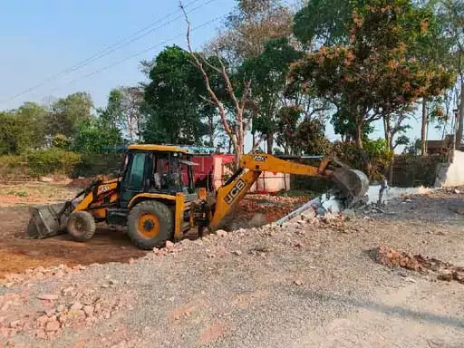 अतिक्रमण पर गरजा बुलडोजर, लॉन मालिक को एक दिन का मिला अल्टीमेटम अतिक्रमण पर गरजा बुलडोजर, लॉन मालिक को एक दिन का मिला अल्टीमेटम