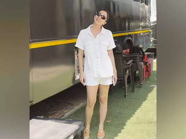 गर्भावस्था की घोषणा के बाद पहली बार बाहर निकलते समय Kiara Advani मुस्कुराती हुई नज़र आईं गर्भावस्था की घोषणा के बाद पहली बार बाहर निकलते समय Kiara Advani मुस्कुराती हुई नज़र आईं