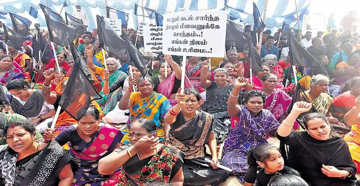 Chennai: चेन्नई के प्रदर्शनकारी मछुआरों ने मरीना सेंटर को हटाने की मांग की Chennai: चेन्नई के प्रदर्शनकारी मछुआरों ने मरीना सेंटर को हटाने की मांग की